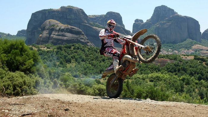 Εκπληκτικό σκηνικό υπό τη σκιά των Μετεώρων, με τον 3ο γύρο του Παγκόσμιου Πρωταθλήματος Enduro να διεξάγεται στην Καλαμπάκα. Φωτό: Δ. Γιουβρής.